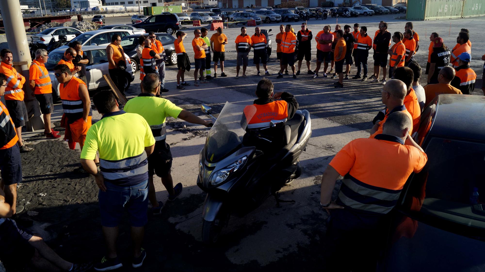 Estibadores en el puerto de Alicante.